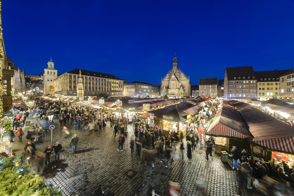 Christkindlesmarkt am Abend Der Christkindlesmarkt in vollem Lichterglanz
